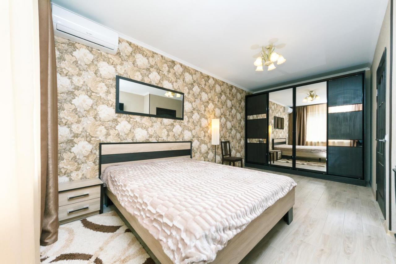 Poznyaky Apartments Patriotika Kiev Exterior photo